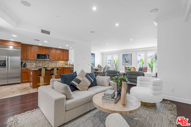 143 N Arnaz Drive, Beverly Hills CA: https://media.crmls.org/mediaz/a0c18d47-5178-4197-a47c-a8653da8d274.jpg