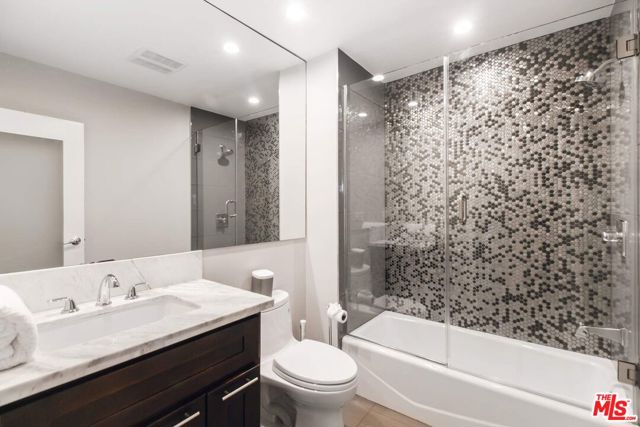 3200 Wrightwood Drive, Studio City CA: https://media.crmls.org/mediaz/a0c1f46a-268e-4150-8dd4-1c0ccf358372.jpg