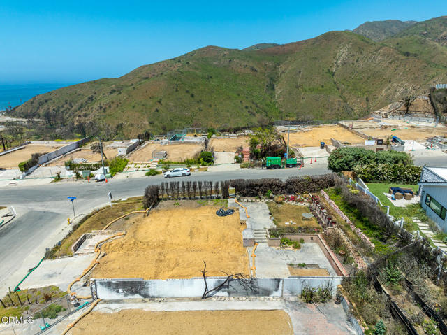 18449 Kingsport Drive, Malibu CA: https://media.crmls.org/mediaz/a0c23b9b-e8ff-40f1-8ce2-19e675c4d4af.jpg