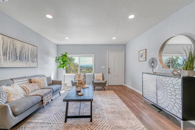 Image 8 of 59 For 15966 Maubert Ave