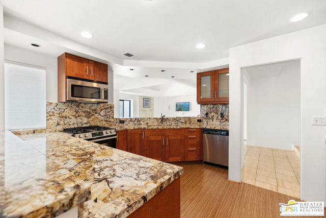 2910 Cervantes Court, Palm Springs CA: https://media.crmls.org/mediaz/a0c57ad6-c050-4151-accf-774f2f535ae9.jpg