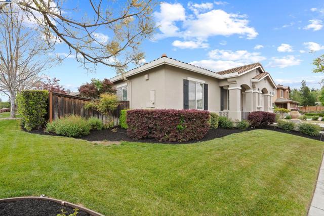 1646 Cascina Ct, Livermore CA: https://media.crmls.org/mediaz/a0c5960a-fcf1-4634-9eaa-4dca8b24f723.jpg