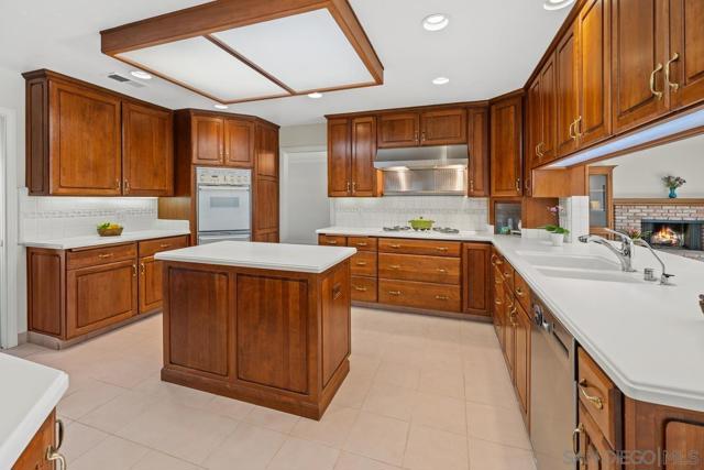 4010 Paducah Dr, San Diego CA: https://media.crmls.org/mediaz/a0c64d65-477c-4484-979a-aa4155de28e9.jpg