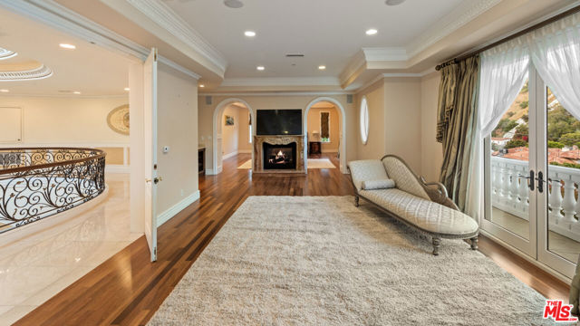 1455 Robmar Drive, Beverly Hills CA: https://media.crmls.org/mediaz/a0c78941-da58-4a60-b173-d3520d6c39fb.jpg