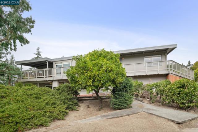 12 La Cresta Rd, Orinda CA: https://media.crmls.org/mediaz/a0c7d269-f947-4d3c-9396-702d6fcc837d.jpg