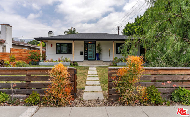 712 N Keystone Street, Burbank CA: https://media.crmls.org/mediaz/a0c7e258-8ea9-4131-96b3-245cd64dfce0.jpg