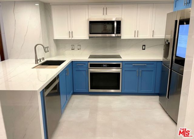13700 Marina Pointe Drive, Marina del Rey CA: https://media.crmls.org/mediaz/a0c82f4d-f05e-4c8a-9ce1-35deb5e81378.jpg