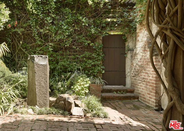 1959 Whitley Avenue, Los Angeles CA: https://media.crmls.org/mediaz/a0c8b9b5-df4f-4013-a923-e4c61f340fa2.jpg