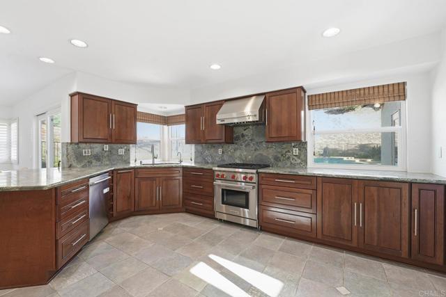 Detail Gallery Image 4 of 59 For 2070 Tiffany Dr, Oceanside,  CA 92056 - 4 Beds | 2/1 Baths