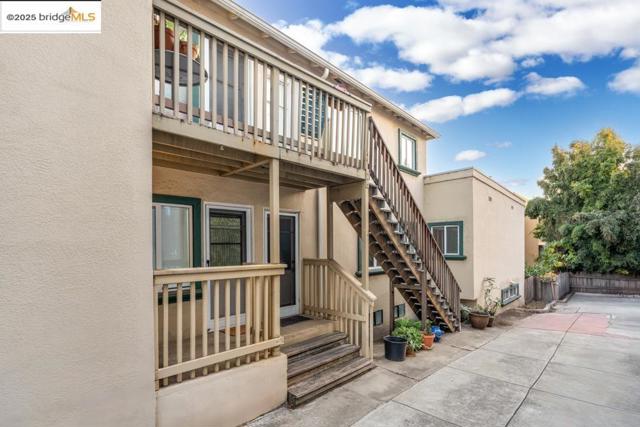 539 Mandana, Oakland CA: https://media.crmls.org/mediaz/a0cbfd81-8ce1-486a-ae66-8f61a499a055.jpg