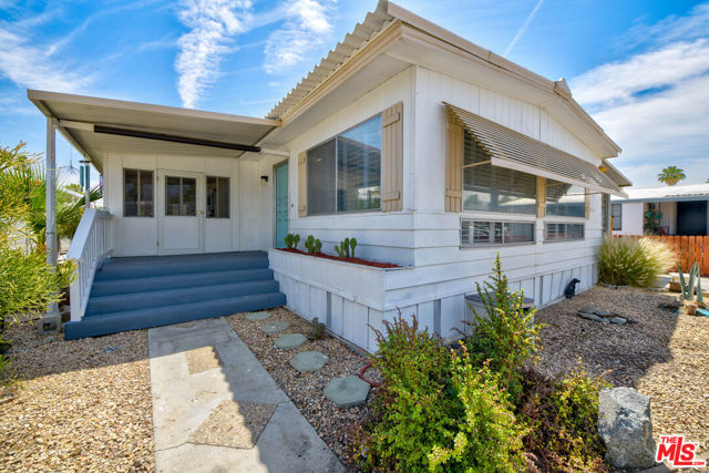 395 Wolf Lane, Cathedral City CA: https://media.crmls.org/mediaz/a0cc589e-b58b-42b2-9346-0292a0273904.jpg