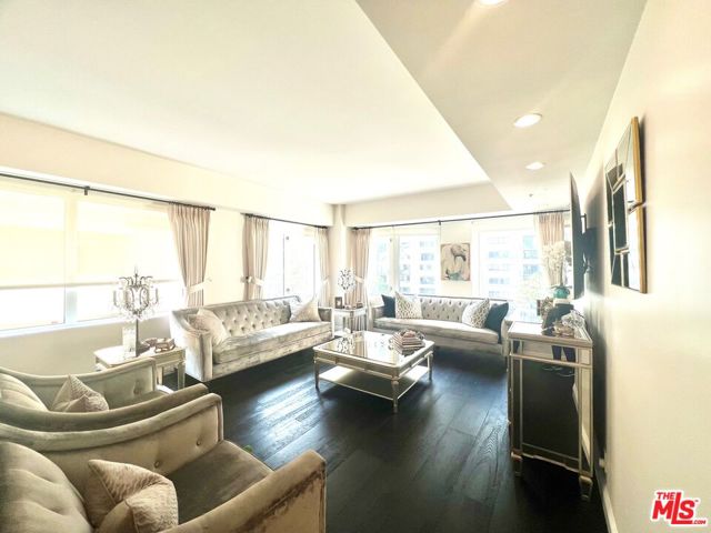 10520 Wilshire Boulevard, Los Angeles CA: https://media.crmls.org/mediaz/a0cd5350-87c6-428c-bf0f-008b303c1d6e.jpg