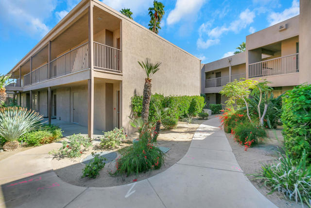 73879 Club Circle Dr, Palm Desert CA: https://media.crmls.org/mediaz/a0cea4f9-3716-4b67-9669-81f07c4a2c8b.jpg
