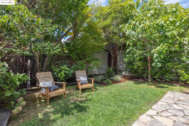 1071 Harvard Rd, Piedmont CA: https://media.crmls.org/mediaz/a0cf58c2-ad5a-4890-80bd-dbdedb501e80.jpg