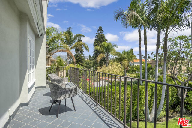 116 N Palm Drive, Beverly Hills CA: https://media.crmls.org/mediaz/a0cf7759-968f-4338-a0ca-261a12e77f56.jpg