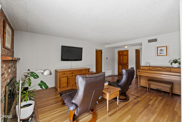 6449 Quakertown Avenue, Woodland Hills CA: https://media.crmls.org/mediaz/a0cf9ac3-1523-4f02-8652-b9b30d14a664.jpg