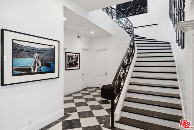 1600 Clear View Drive,  CA: https://media.crmls.org/mediaz/a0d0dd10-dc9a-49f9-ae69-e0510f5de502.jpg