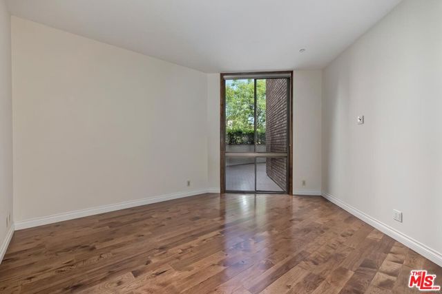 300 N Swall Drive, Beverly Hills CA: https://media.crmls.org/mediaz/a0d1627a-2cbe-47b1-9523-a35cd77c9b8f.jpg