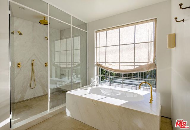 4209 Vantage Avenue, Studio City CA: https://media.crmls.org/mediaz/a0d18b04-d3a0-4c54-9692-918938d93aec.jpg