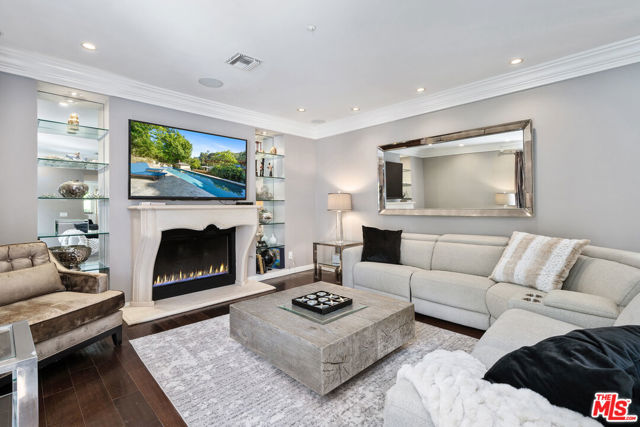 10023 Westwanda Drive, Beverly Hills CA: https://media.crmls.org/mediaz/a0d1bf33-414f-4c82-bb22-d2ee490be68e.jpg