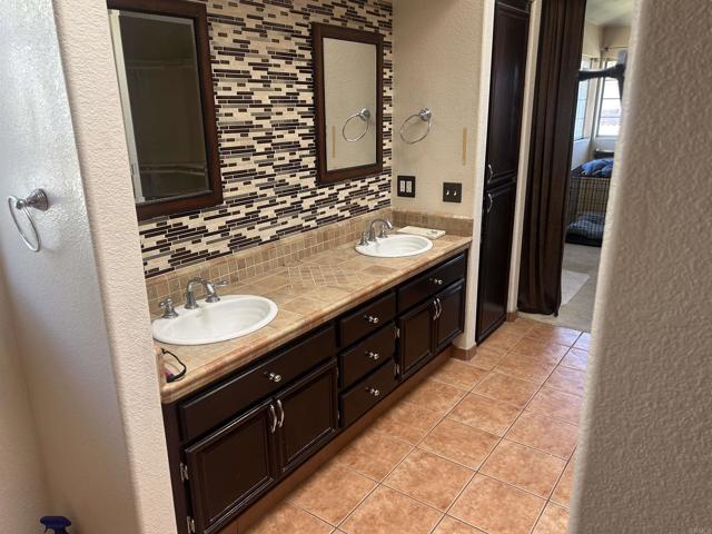 402 Calle Corazon, Oceanside CA: https://media.crmls.org/mediaz/a0d21344-14cd-42e0-b244-ec40f8bd3d69.jpg