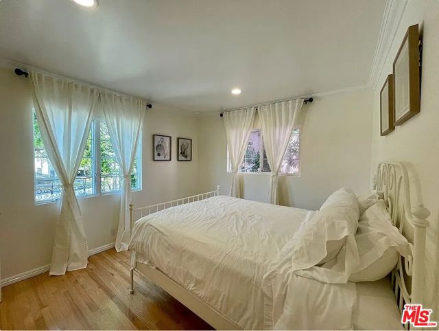 1111 11th Street, Santa Monica CA: https://media.crmls.org/mediaz/a0d3705b-05d6-4f80-aa23-cad987f4784b.jpg