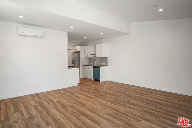 1166 S Cochran Avenue, Los Angeles CA: https://media.crmls.org/mediaz/a0d4242b-e4ba-4d51-b1a4-0a69e9cf89b9.jpg