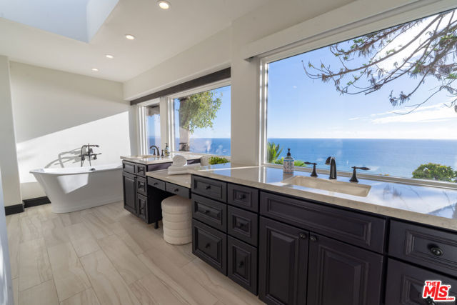 21607 Rambla Vista, Malibu CA: https://media.crmls.org/mediaz/a0d47d4a-2b60-42ff-ac46-4b1faff78af7.jpg