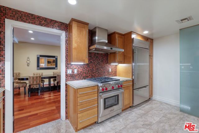 130 N Swall Drive, Beverly Hills CA: https://media.crmls.org/mediaz/a0d54dd7-7582-4f6c-afe2-afefcab722f7.jpg