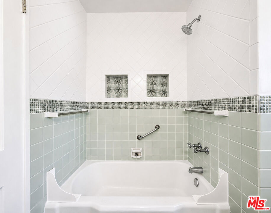 https://media.crmls.org/mediaz/a0d67ad0-d9b8-492d-b709-59451118d7d5.jpg?preset=X-Large