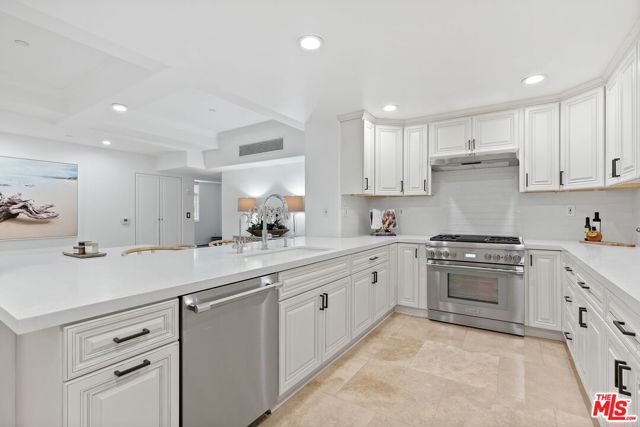 10795 Wilshire Boulevard, Los Angeles CA: https://media.crmls.org/mediaz/a0d8ada6-a0a3-4f20-b4ac-a63f7546c77f.jpg
