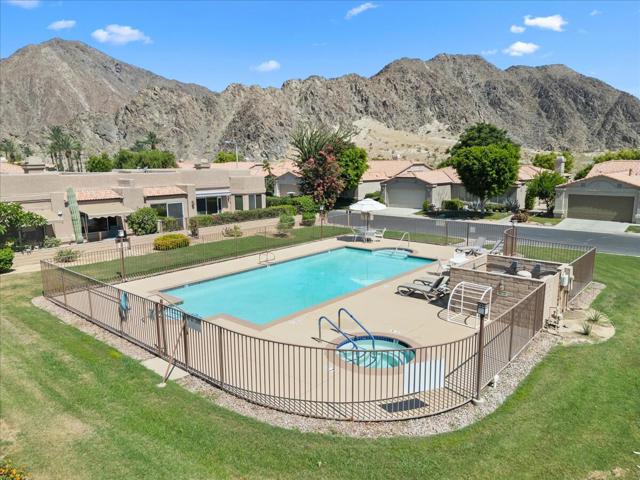48245 Calle Floristas, La Quinta CA: https://media.crmls.org/mediaz/a0d8e9a0-89ac-4495-b126-8aeb602aeac5.jpg