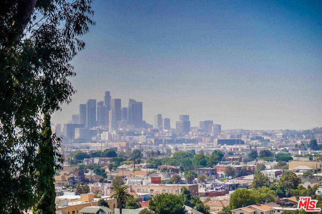 https://media.crmls.org/mediaz/a0d9c72f-a7c0-4379-b92b-56ed24df0a4a.jpg?preset=X-Large