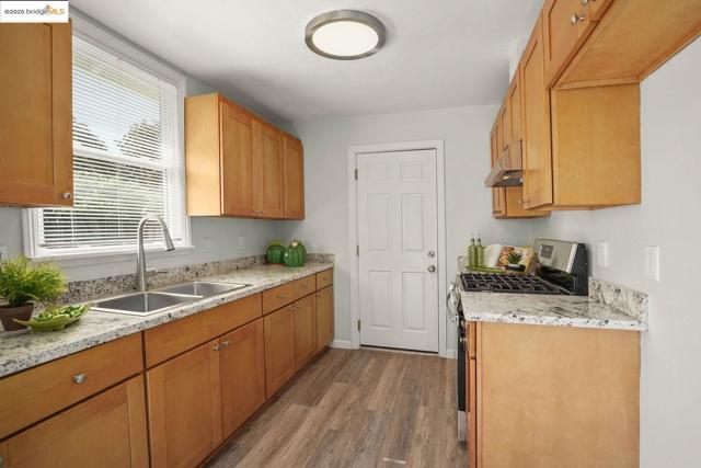 1400 San Carlos AVE, Concord CA: https://media.crmls.org/mediaz/a0dca4ee-672c-4b01-a022-39f1b3b2a37e.jpg