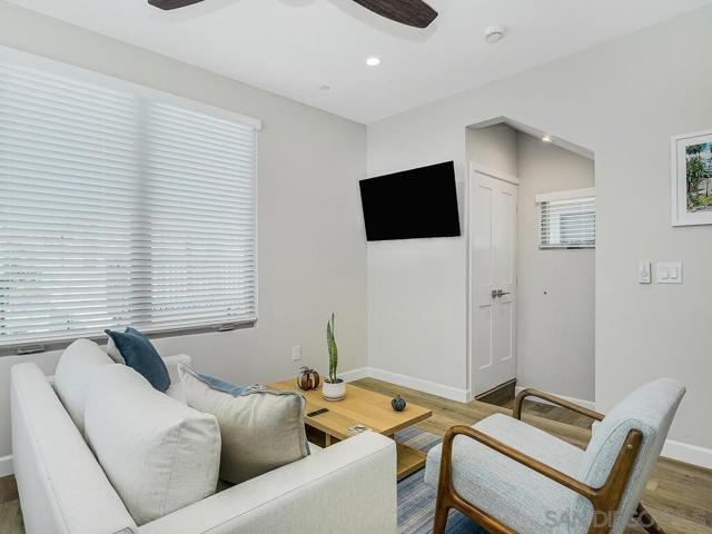 938 Opal St, San Diego CA: https://media.crmls.org/mediaz/a0ddc57c-2356-4948-b5ff-31804d5fd674.jpg