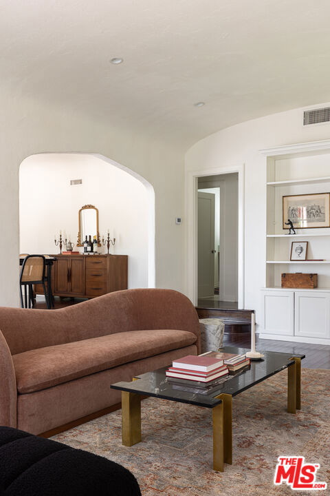 8009 Clinton Street, Los Angeles CA: https://media.crmls.org/mediaz/a0ddcd4d-a6a5-4729-a15f-7dcde69f3b68.jpg