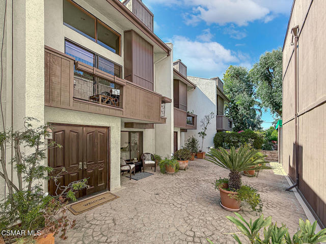 16030 Moorpark Street, Encino CA: https://media.crmls.org/mediaz/a0ddfb09-21d6-4e2d-bef6-b7396d1e5b2e.jpg