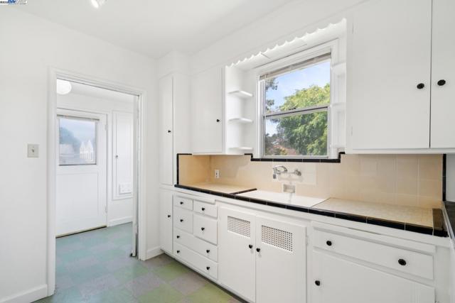 2200 Peach St, Pinole CA: https://media.crmls.org/mediaz/a0de7325-c768-48e6-b366-6d3d3a32fe7d.jpg