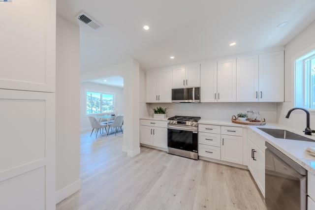 10007 Burr St, Oakland CA: https://media.crmls.org/mediaz/a0de7cd4-08b8-4118-be21-0595fa9a49a5.jpg