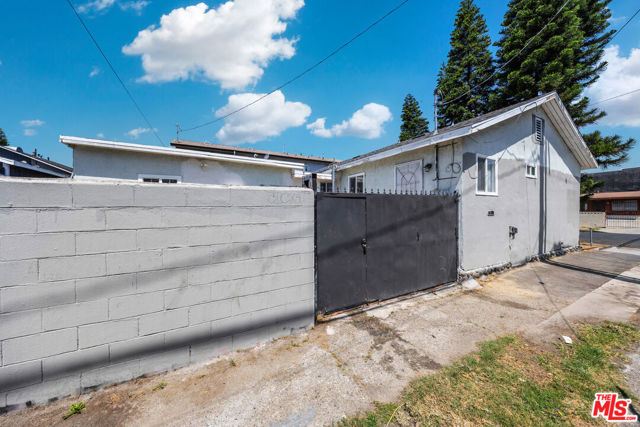 1286 W 39th Place, Los Angeles CA: https://media.crmls.org/mediaz/a0de8bdf-0f19-4c0a-a7ff-065704d74749.jpg