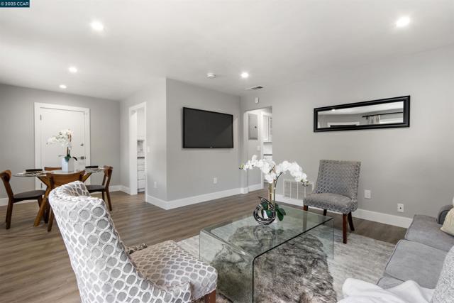 225 Babette Ct, Pleasant Hill CA: https://media.crmls.org/mediaz/a0dea67b-2ba9-49cd-932c-36ee7a15831d.jpg