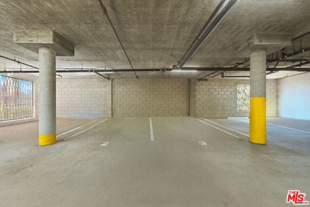 3401 S Bentley Avenue, Los Angeles CA: https://media.crmls.org/mediaz/a0dedbff-0803-49de-b1e5-14a650a8fc5e.jpg