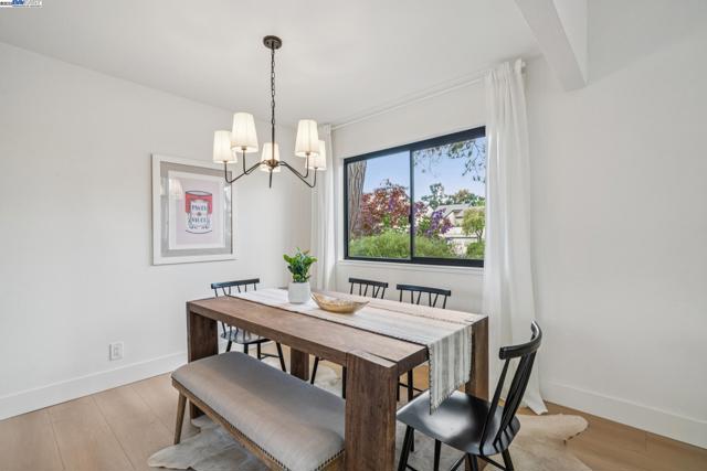 101 Carob Ln, Alameda CA: https://media.crmls.org/mediaz/a0e2402d-0ce7-4c07-a53e-62e232a350d8.jpg