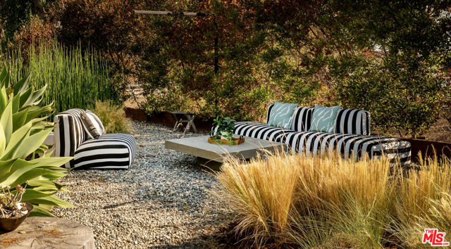 28036 Sea Lane Drive, Malibu CA: https://media.crmls.org/mediaz/a0e2f442-2f67-47a1-a708-fb10f2fefe1a.jpg