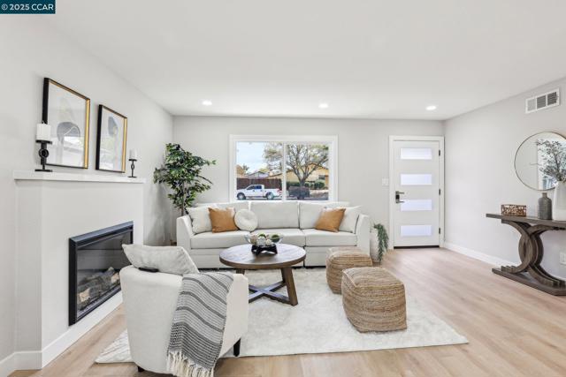562 Swallow Dr, Livermore CA: https://media.crmls.org/mediaz/a0e329b2-7dc7-48cd-9db9-697302c976d6.jpg