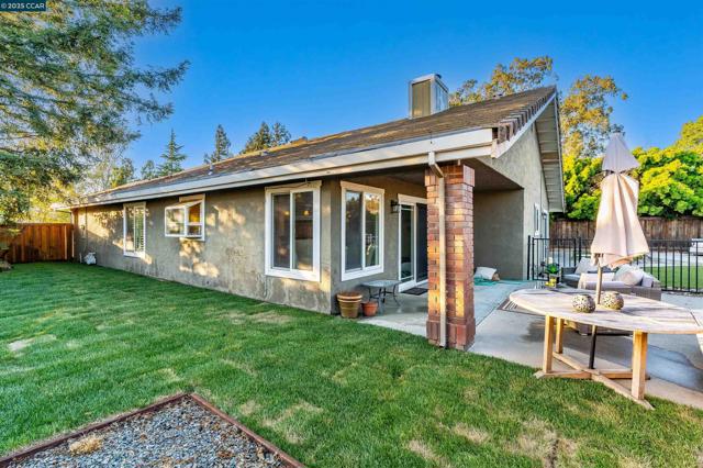 1438 Landahl Ct, Benicia CA: https://media.crmls.org/mediaz/a0e458ef-0bb3-46c8-8799-f8ed9173452d.jpg