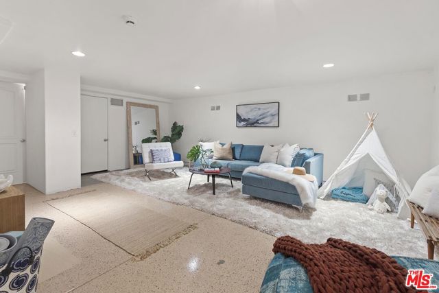 1549 Lindacrest Drive, Beverly Hills CA: https://media.crmls.org/mediaz/a0e4979d-a55b-49b7-b72a-d9cb4af9c9fd.jpg