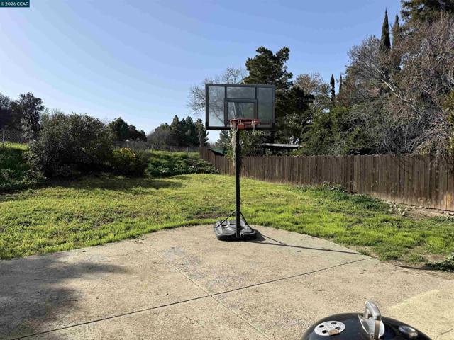 2132 Misty Ct, Pittsburg CA: https://media.crmls.org/mediaz/a0e4f709-1faf-4e7b-8b90-3db277a7fbe1.jpg