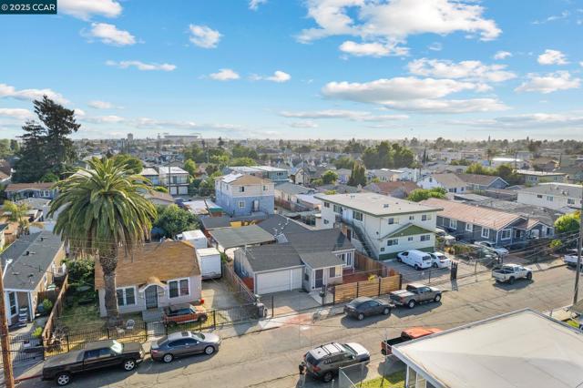 7447 Lockwood St, Oakland CA: https://media.crmls.org/mediaz/a0e52edb-5223-464a-8713-f8cbf0d56d3f.jpg