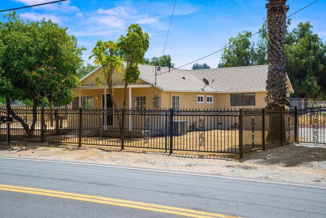 Detail Gallery Image 2 of 33 For 7080 Valley Way, Jurupa Valley,  CA 92509 - 3 Beds | 2 Baths